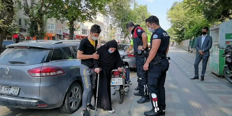Ayağından yaralı kadın, polis otosuyla evine bırakıldı