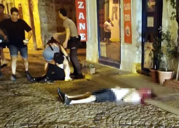 Sokak ortasında başına demirle vurularak öldürüldü