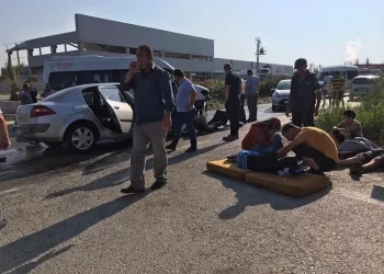 Bursa’da servis minibüsü ve otomobil çarpıştı