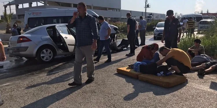Bursa’da servis minibüsü ve otomobil çarpıştı