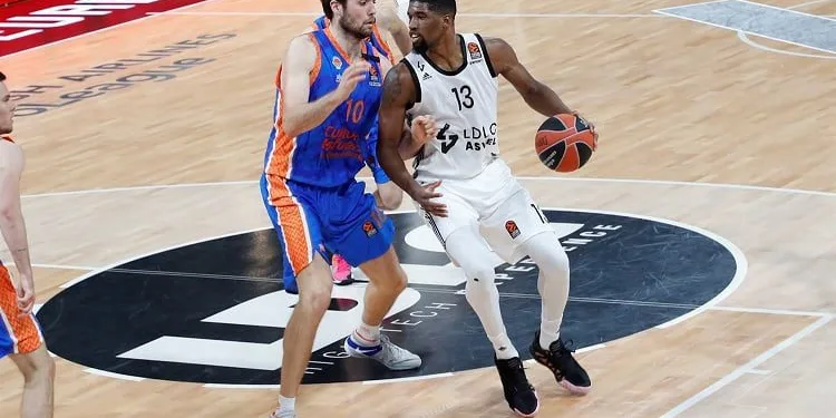 ABD’li pivot Kevarrius Hayes, Frutti Extra Bursaspor’da