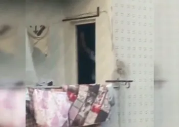 Çocuğunu tavana asıp dövdü