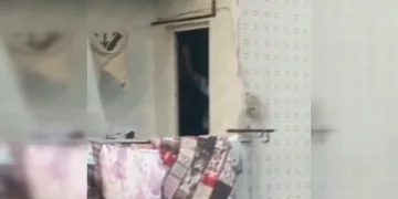 Çocuğunu tavana asıp dövdü