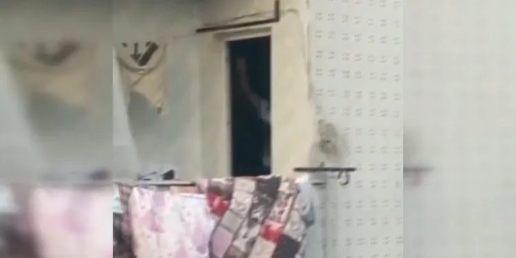Çocuğunu tavana asıp dövdü