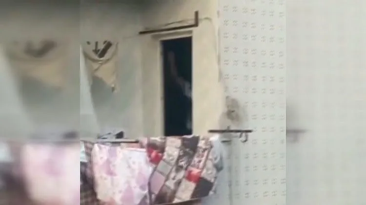 Çocuğunu tavana asıp dövdü