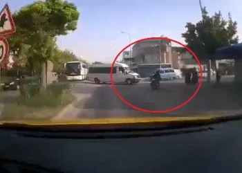 İşçi servisine çarpan motosikletli yola savruldu