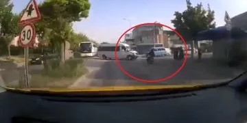 İşçi servisine çarpan motosikletli yola savruldu