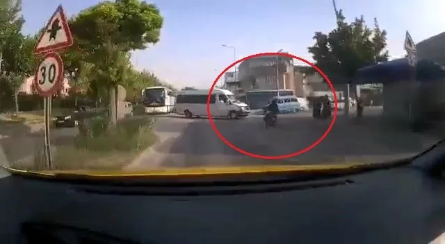 İşçi servisine çarpan motosikletli yola savruldu