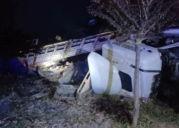 Bursa’da cam şişe yüklü TIR devrildi