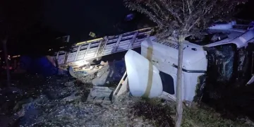 Bursa’da cam şişe yüklü TIR devrildi
