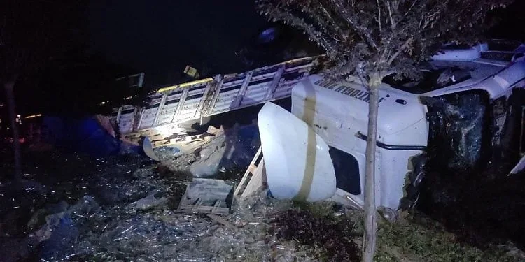 Bursa’da cam şişe yüklü TIR devrildi