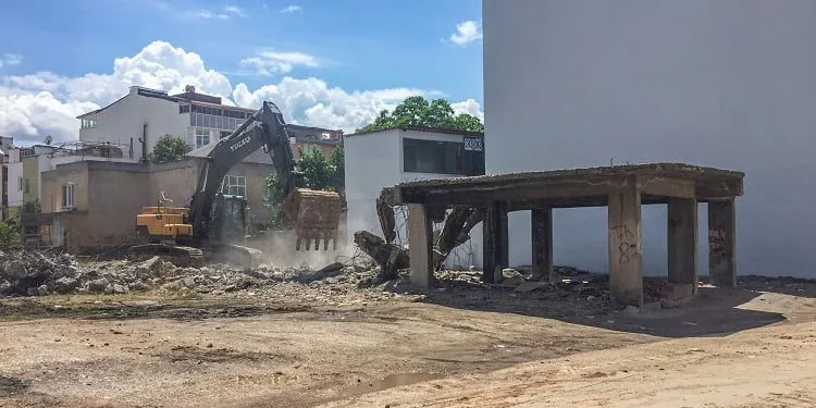 Karacabey’in huzur ve güvenliği için metruk binalar tek tek yıkılıyor