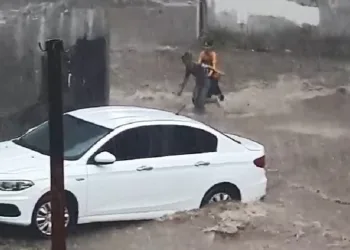Son anda kurtuldular! Yağmur Bursa’da hayatı felç etti