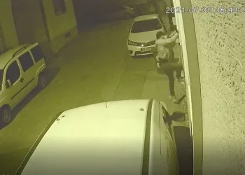 Bursa’da camı açık kalan eve hırsız girdi