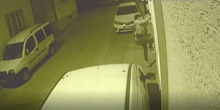 Bursa’da camı açık kalan eve hırsız girdi