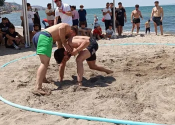 Güreşçiler hünerlerini plajda sergiledi