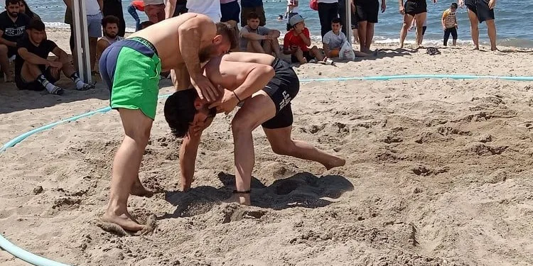 Güreşçiler hünerlerini plajda sergiledi