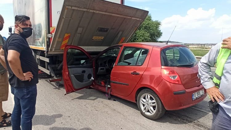Bursa'da TIR'a çarpan sürücü ölümden döndü