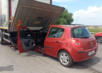 Bursa’da TIR’a çarpan sürücü ölümden döndü