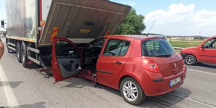 Bursa’da TIR’a çarpan sürücü ölümden döndü
