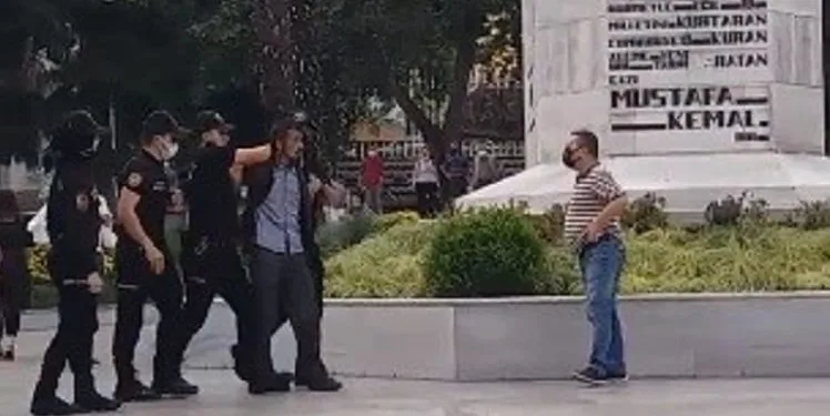 Bursa’da Atatürk Heykeli’ne çekiçli saldırı!