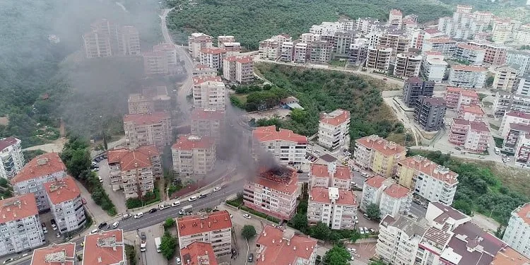 Bursa Mudanya’da yangın! Alevler alt katlara sıçradı