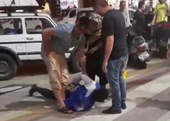 Kendisine bıçak çeken kişiyi kelepçeyle etkisiz hale getirdi
