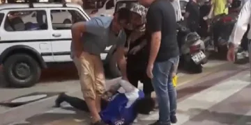 Kendisine bıçak çeken kişiyi kelepçeyle etkisiz hale getirdi