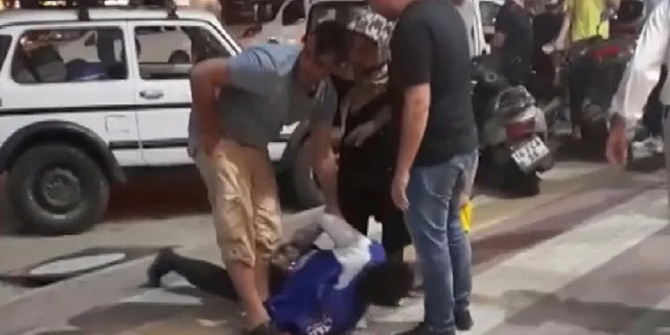 Kendisine bıçak çeken kişiyi kelepçeyle etkisiz hale getirdi
