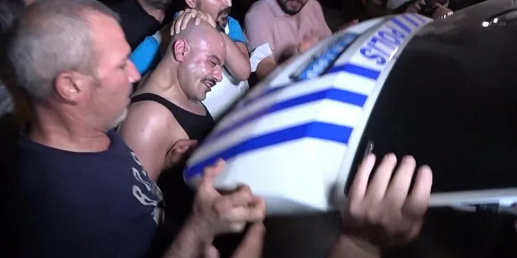 Bursa’da polis aracına ateş açıp, kılıçla direndi