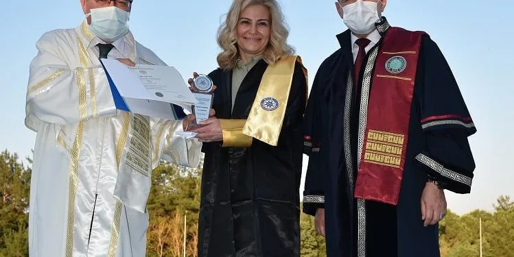 Tarih merakı 51 yaşında okul birincisi yaptı