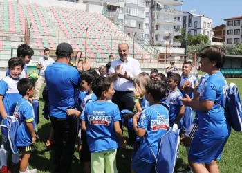 Yaz Spor Okulu’nda formalar Başkan Türkyılmaz’dan