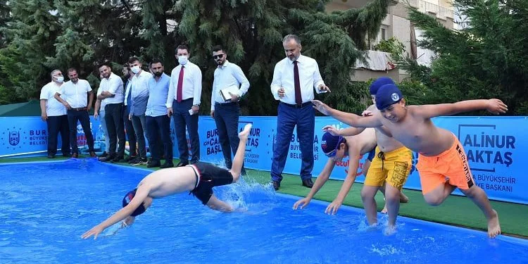 Okul bahçesinde yüzme öğreniyorlar