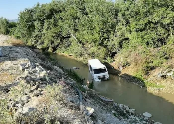 Kontrolden çıkan servis midibüsü dereye uçtu