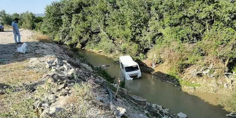 Kontrolden çıkan servis midibüsü dereye uçtu