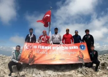 Bursa’da ay yıldızlı bayrak zirvedeki yerini aldı