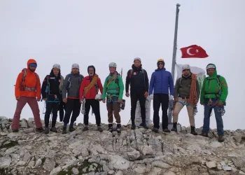 DASKUT ekiplerinden Uludağ’ın zirvesine tırmanış