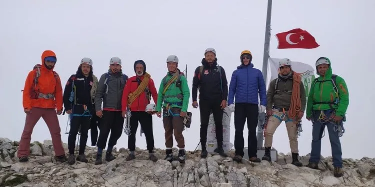 DASKUT ekiplerinden Uludağ’ın zirvesine tırmanış