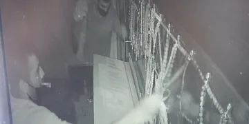 Hırsızlar 200 bin liralık gümüş takıyı böyle çaldı