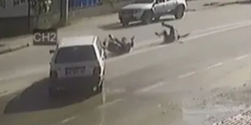Otomobille çarpışan motosikletten böyle uçtular