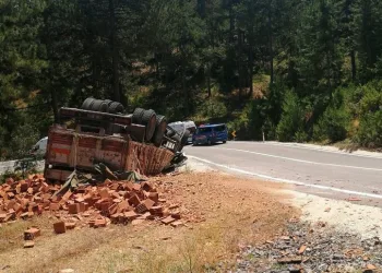 Bursa’da tuğla yüklü kamyon devrildi! Yaralılar var