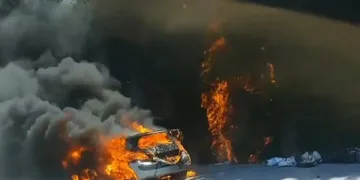 Bursa’da yanan otomobildeki alevler ormana sıçradı