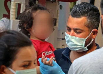 Annesi evi terk etti, 4 çocuk baygın halde bulundu