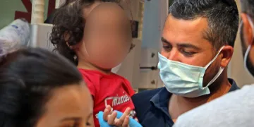Annesi evi terk etti, 4 çocuk baygın halde bulundu