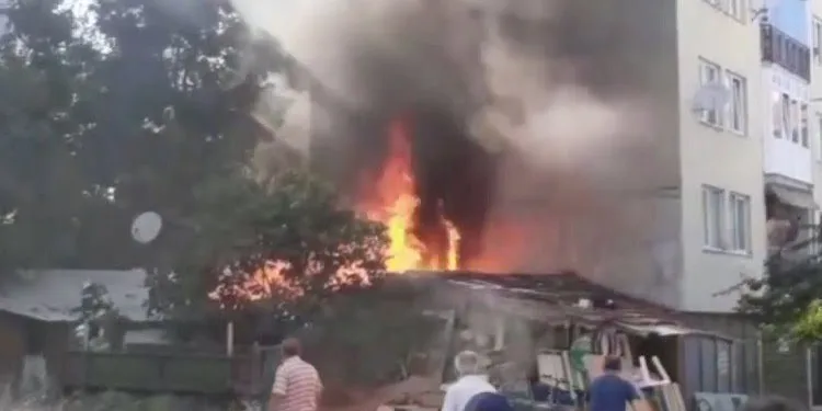 Bursa’da korkutan yangında ev alevlere teslim oldu