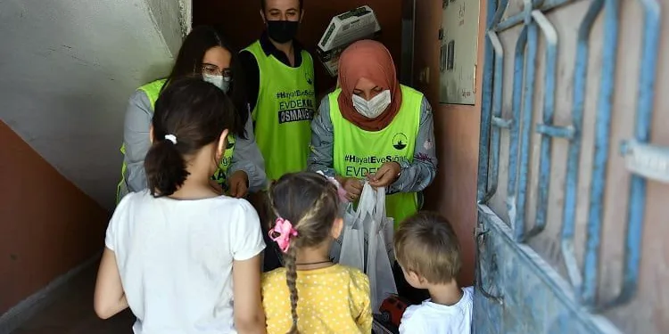 Osmangazi Belediyesi bayram öncesi çocukların yüzünü güldürdü