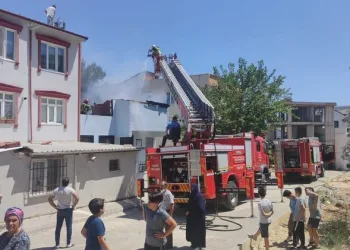 Yanan evdeki kadını okuldan koşan öğretmen kurtardı