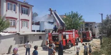 Yanan evdeki kadını okuldan koşan öğretmen kurtardı