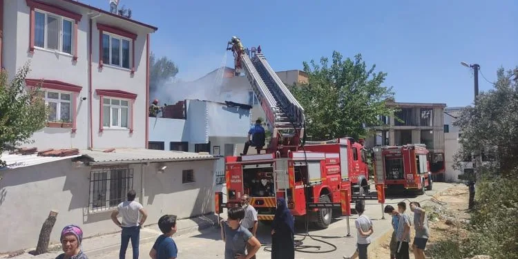Yanan evdeki kadını okuldan koşan öğretmen kurtardı