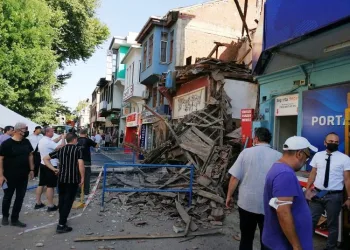 Bursa’da tarihi bina yerle bir oldu